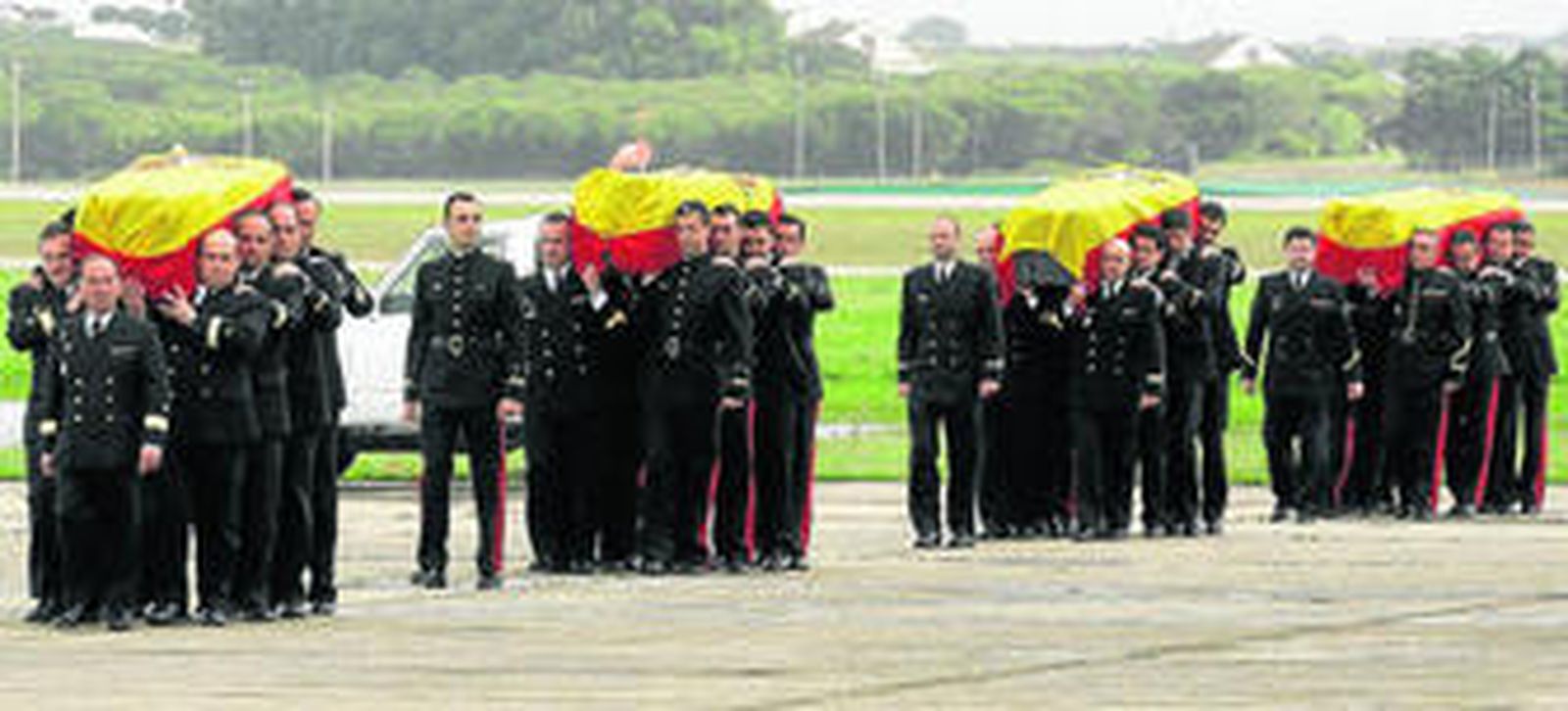 Los féretros con los restos mortales de los cuatro militares fallecidos en Haití el pasado viernes son llevados a hombros por sus compañeros de la base de Rota.