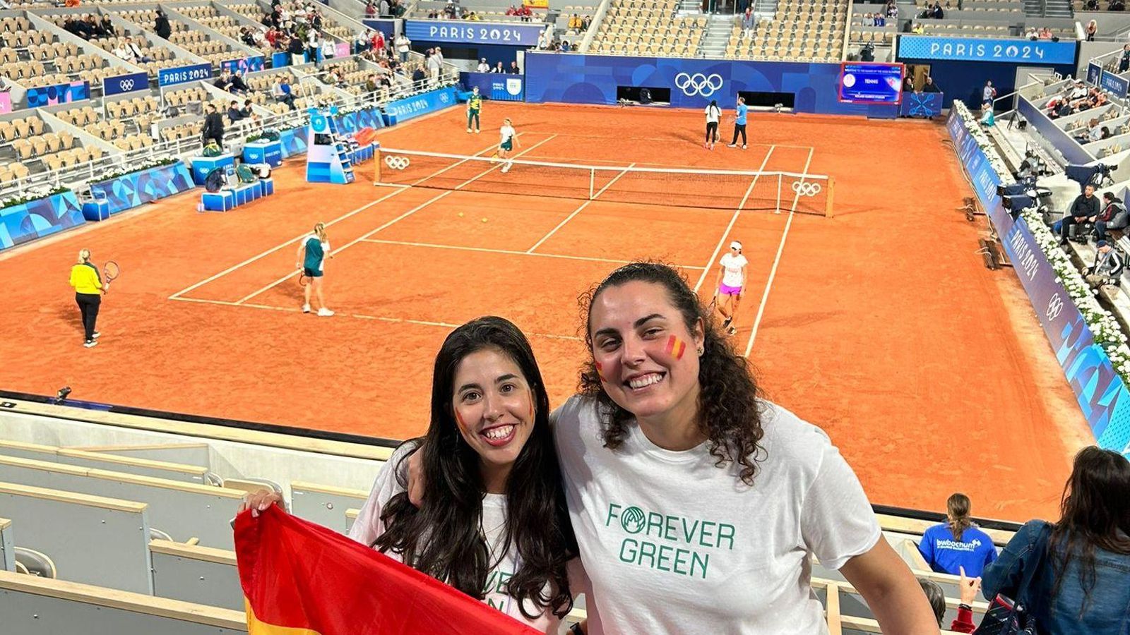 Rocío posa con una de sus amigas en plena Philippe Chatrier