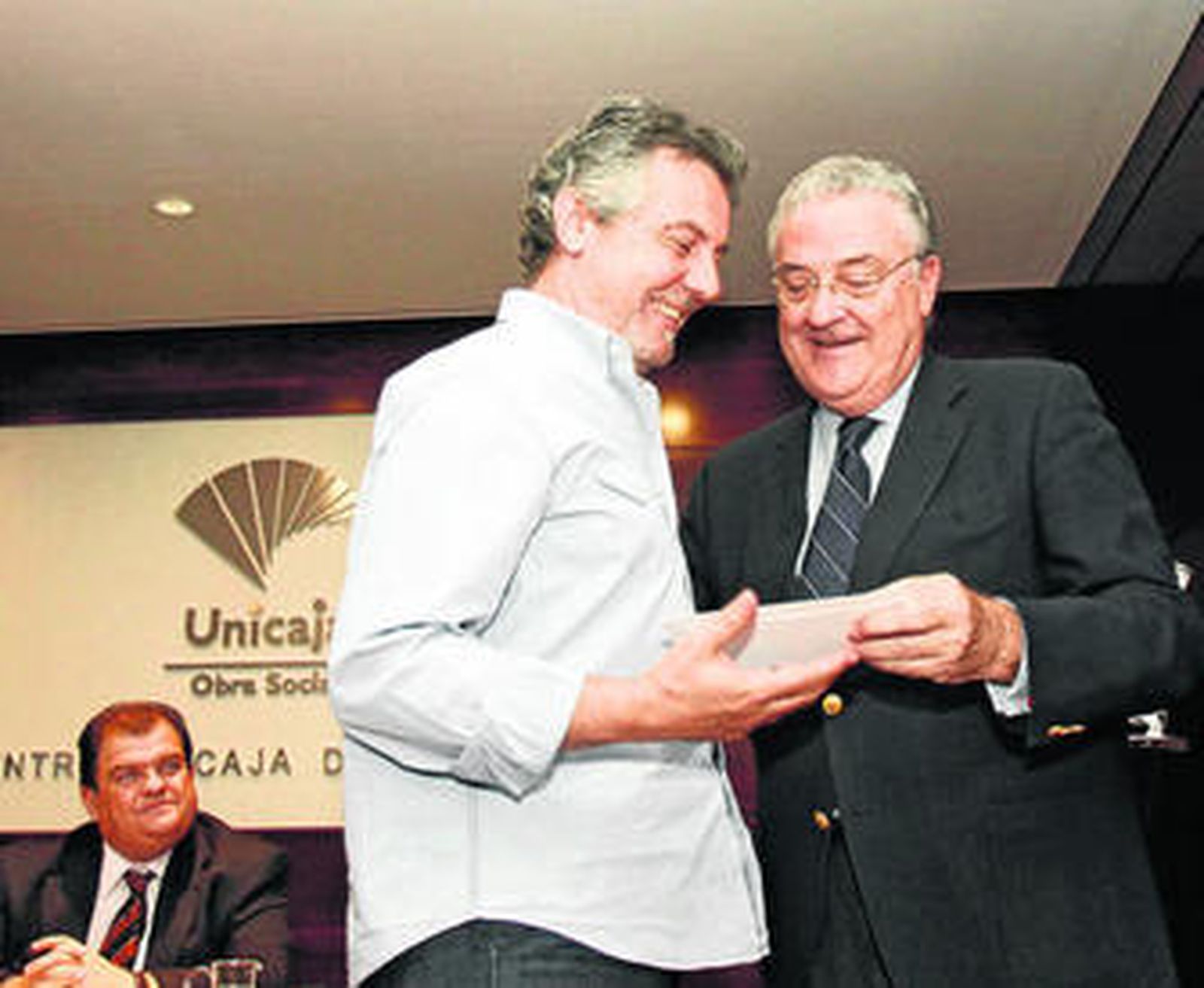Felipe Benítez Reyes recibe el premio de manos de Mariano Vergara y en presencia de Antonio Castillo.