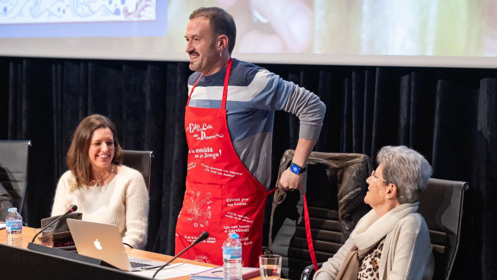 Alex O'Dogherty se pone el delantal de 'Las recetas de Amalia' durante la presentación del libro en San Fernando.