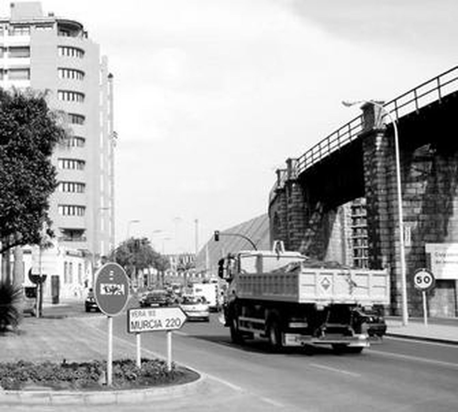 La futura rotonda contribuirá a descongestionar la carretera de Ronda y la avenida de Cabo de Gata.