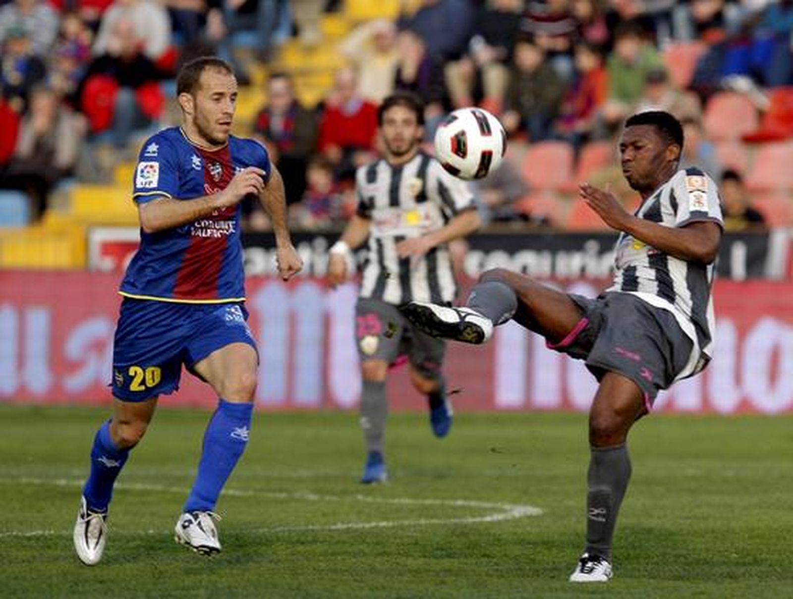 El Almería sucumbe ante el Levante en Valencia (1-0). / EFE