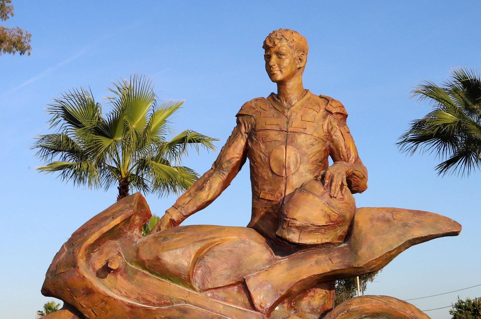 Imágenes del monumento a Súper Hugo en la rotonda frente al Nuevo Colombino