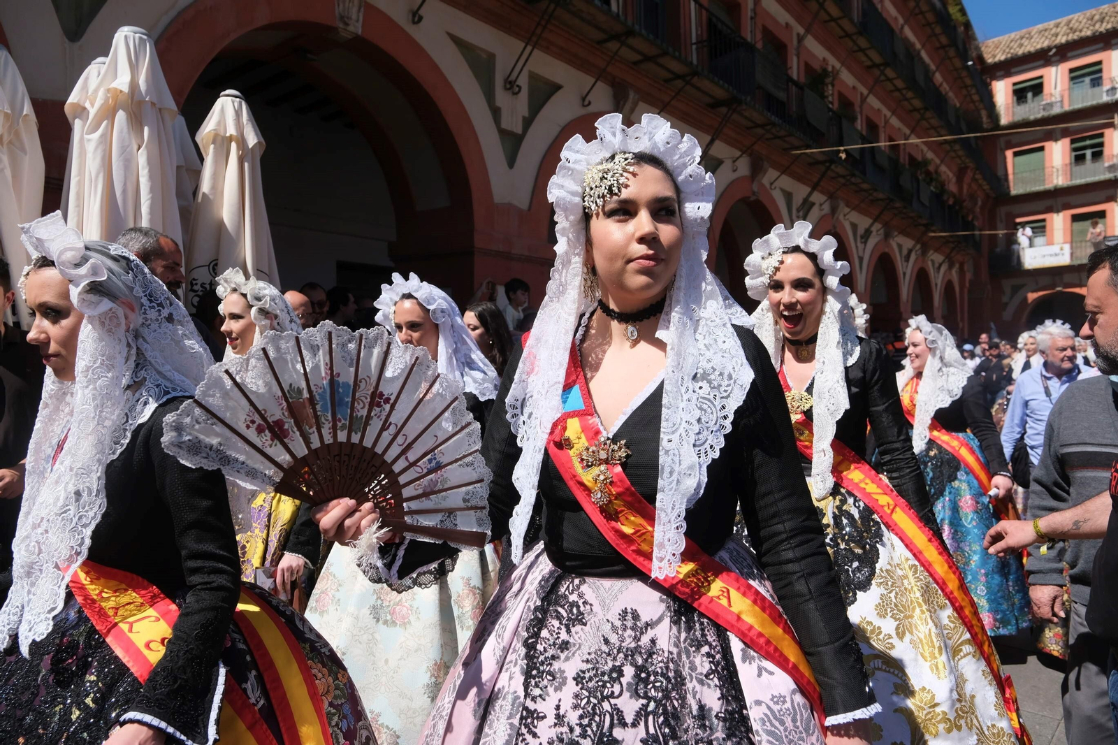 La 'máscletá' y el desfile de 'belleses' alicantinas celebrado en la plaza de la Corredera de Córdoba, en imágenes