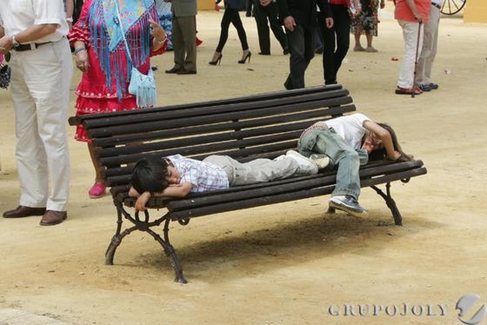 Dos niños absolutamente derrotados se echan un sueño ayer en un banco del parque González Hontoria.

Foto: Pascual