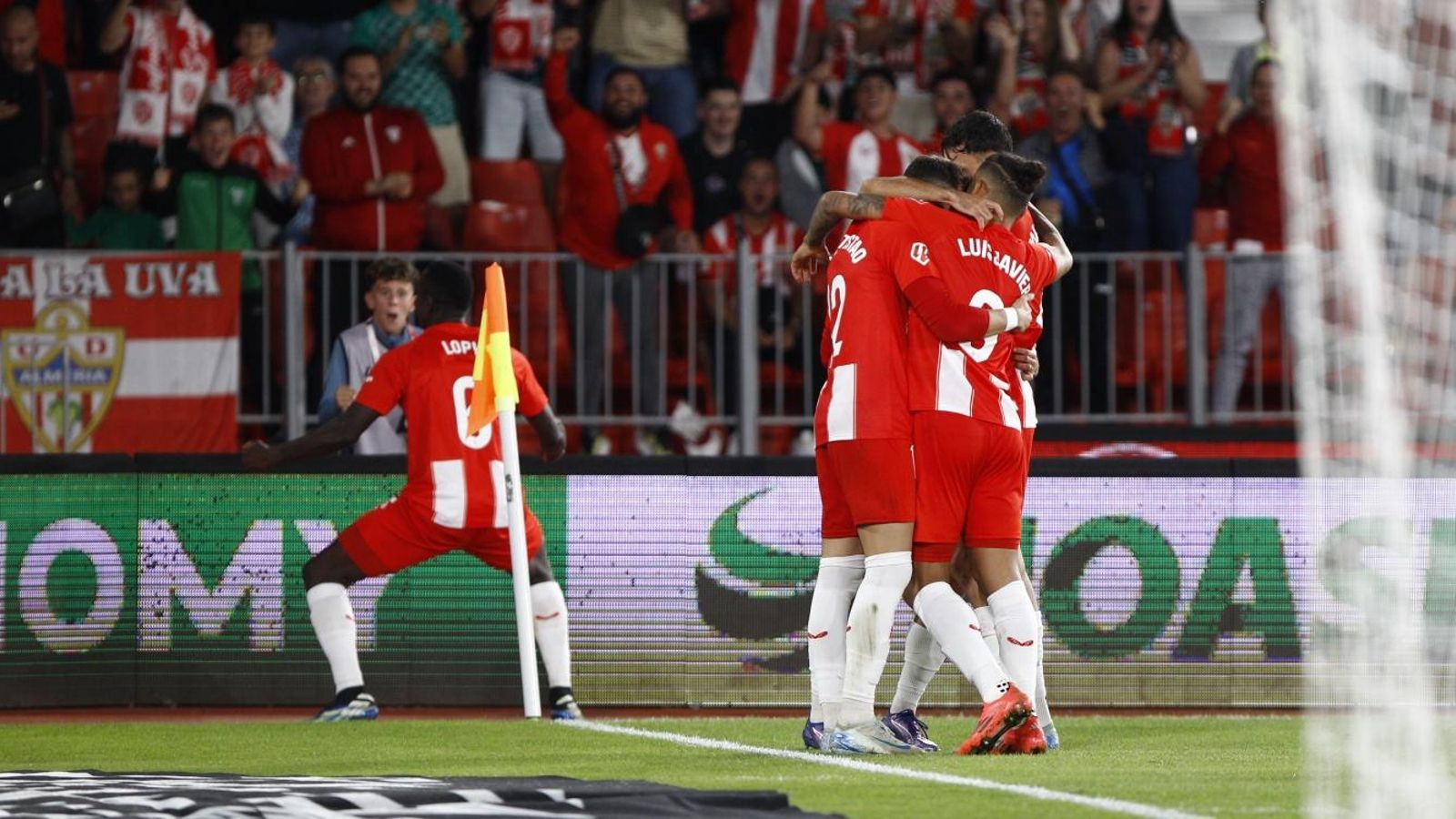 Los rojiblancos celebran el segundo tanto de Baptistao... con Lopy enloquecido..