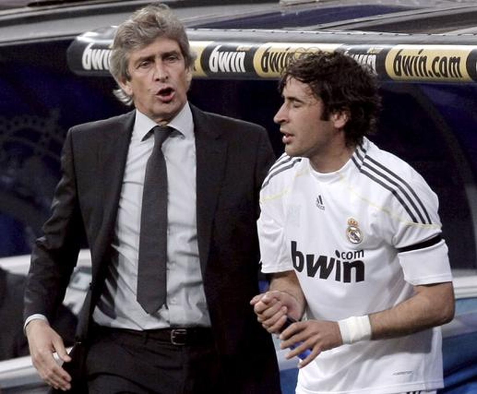 El Barcelona da un golpe casi definitivo a la Liga en el Santiago Bernabéu. / EFE