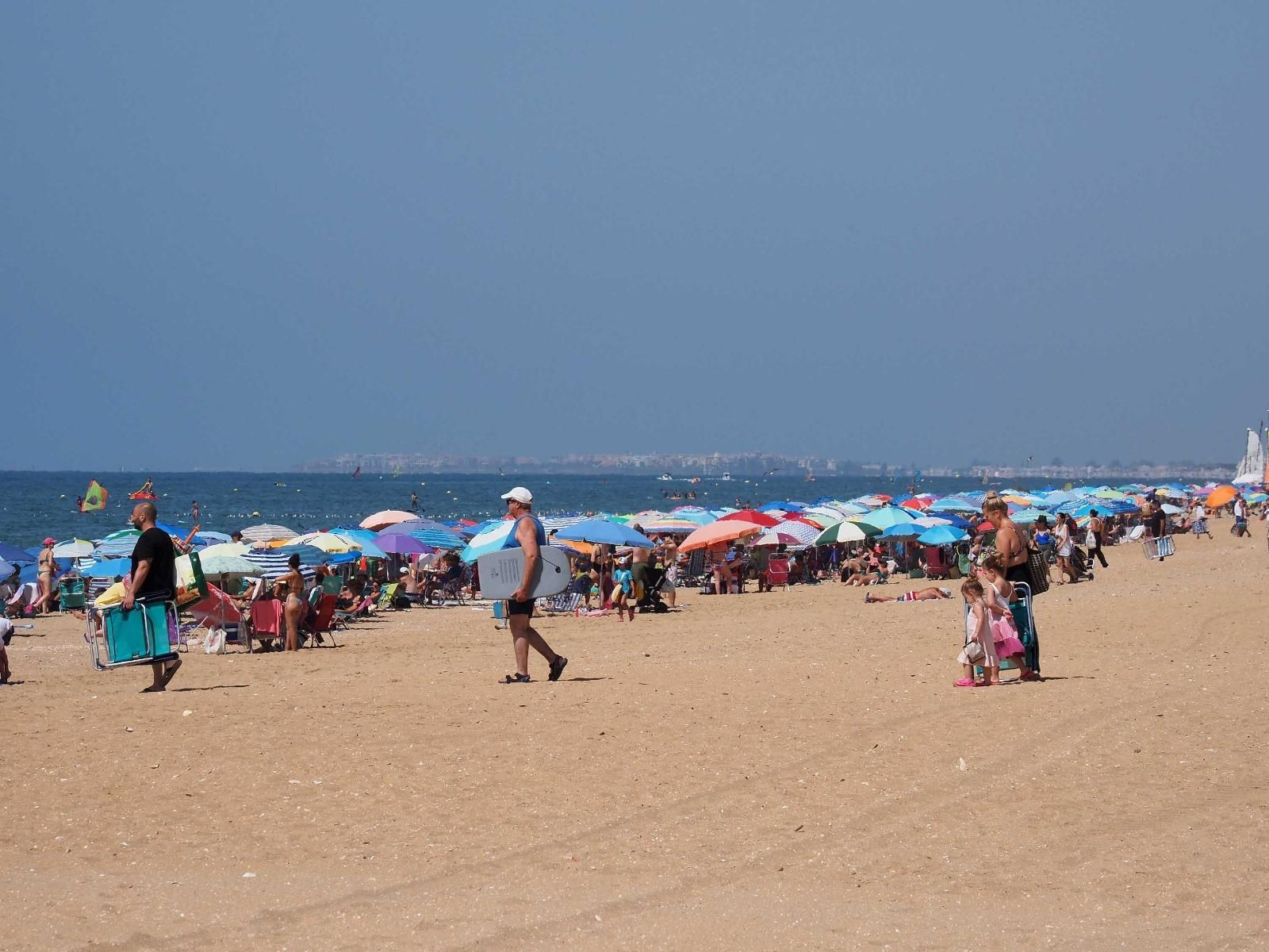Ambiente de la playa de La Antilla a rebosar en un caluroso día