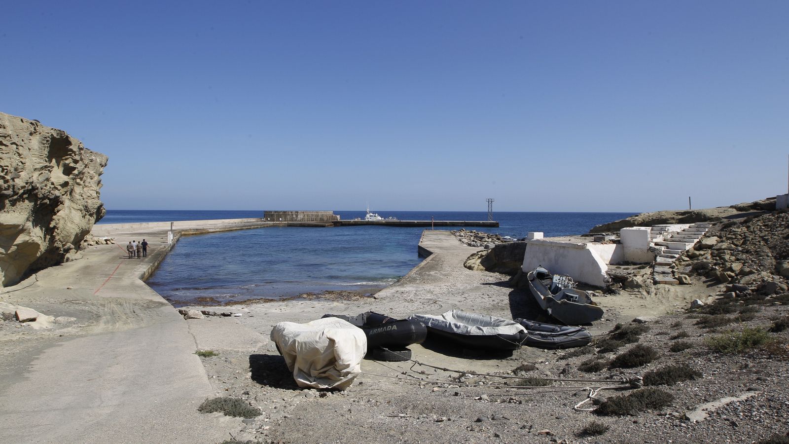 En el muelle de la isla suelen amontonarse neumáticas y pateras de los trayectos de inmigrantes