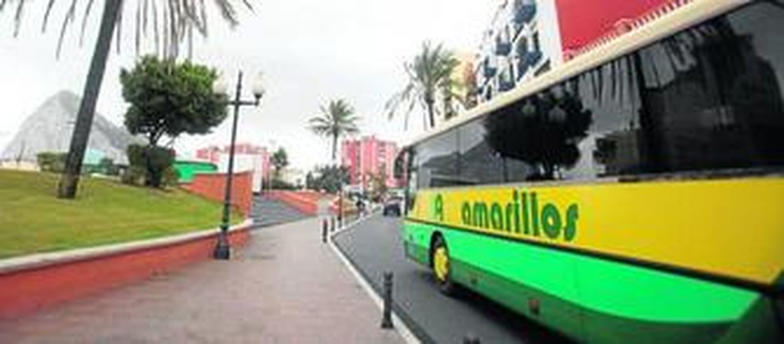 Un autobús de Los Amarillos circula por la plaza de la Constitución.