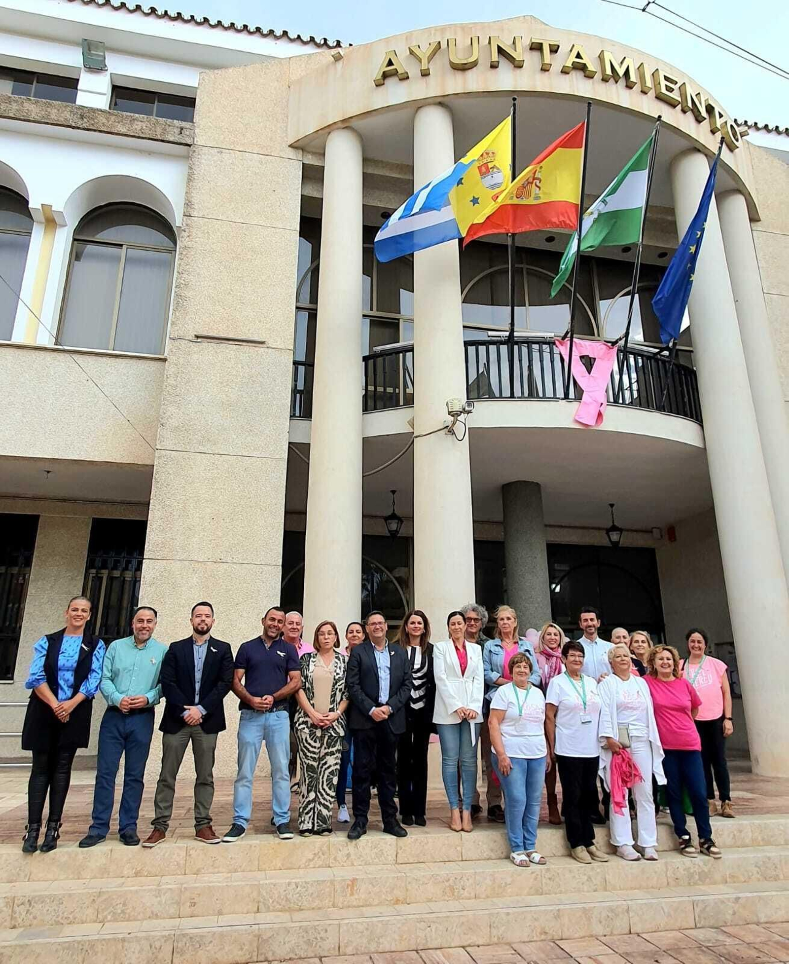 Concejales, pacientes, familiares y voluntarios en la plaza Al-Ándalus