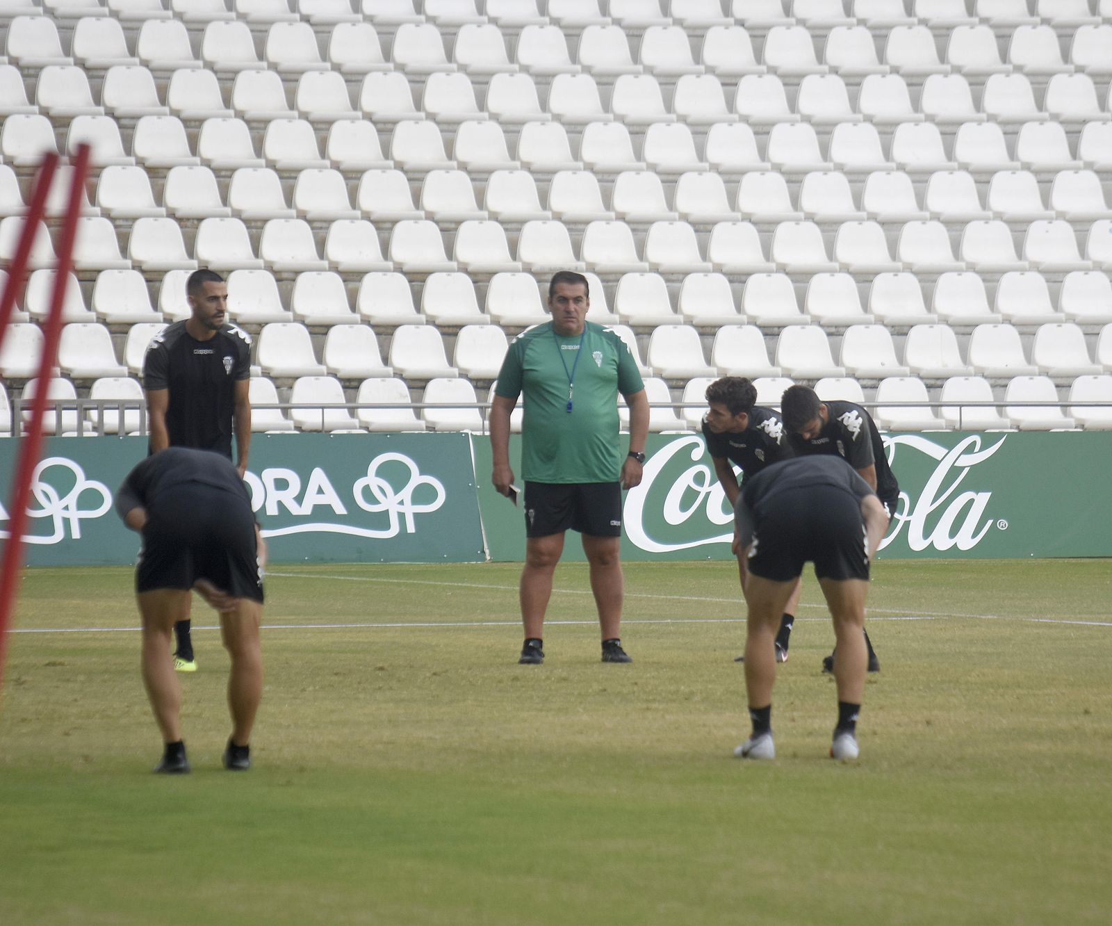 José Ramón Sandoval sigue las evoluciones del grupo durante los primeros minutos del entrenamiento realizado ayer en El Arcángel.
