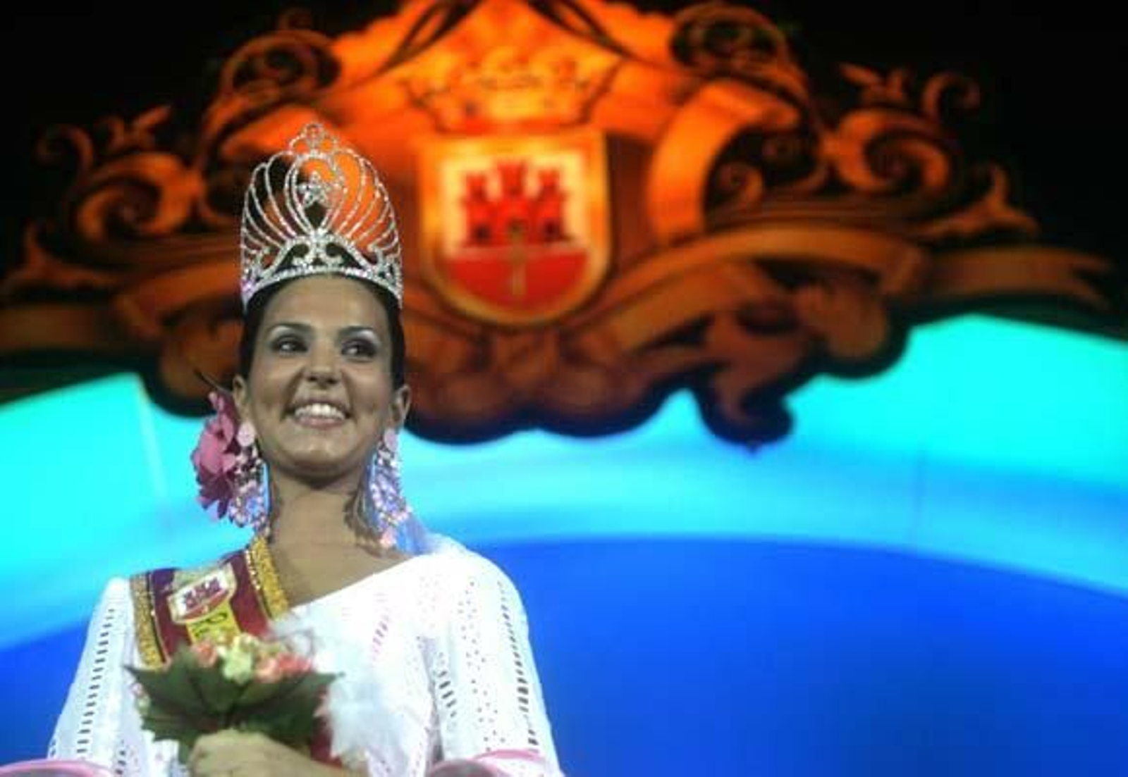 José Chamizo recuerda en el pregón su misión pastoral en San Roque y se procede a la coronación de la reina juvenil e infantil

Foto: J. M. Quinones