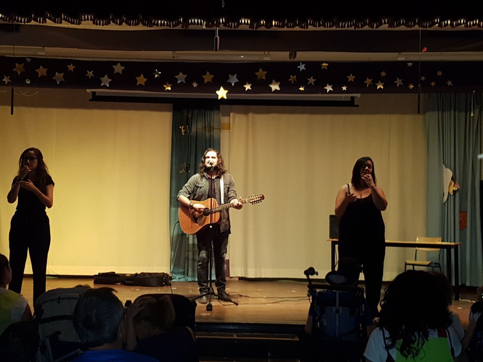 El cantautor durante la actuación.