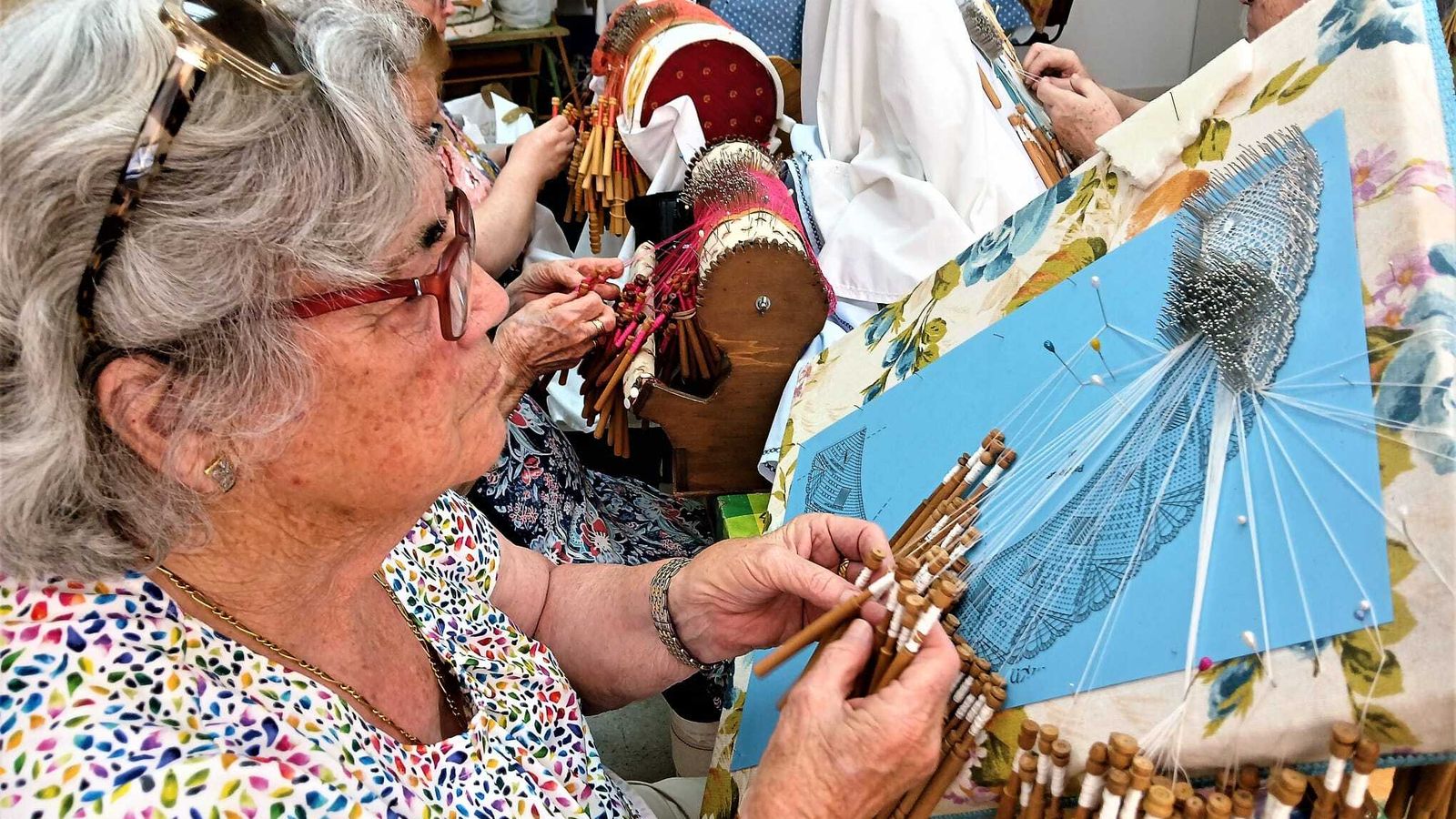 Alumna haciendo un medio abanico de bolillo.
