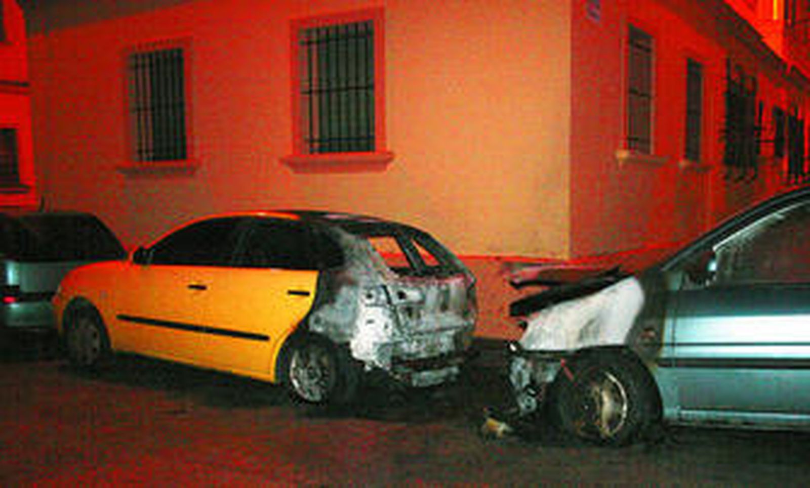 Dos de los vehículos afectados, en una imagen de la Policía Local.