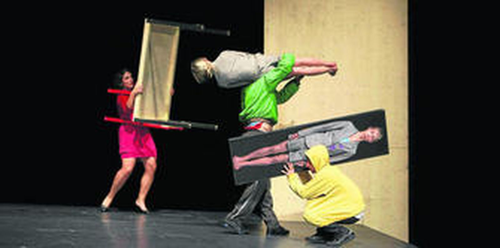 Un momento de la obra, que mezcla música, teatro y malabarismo.