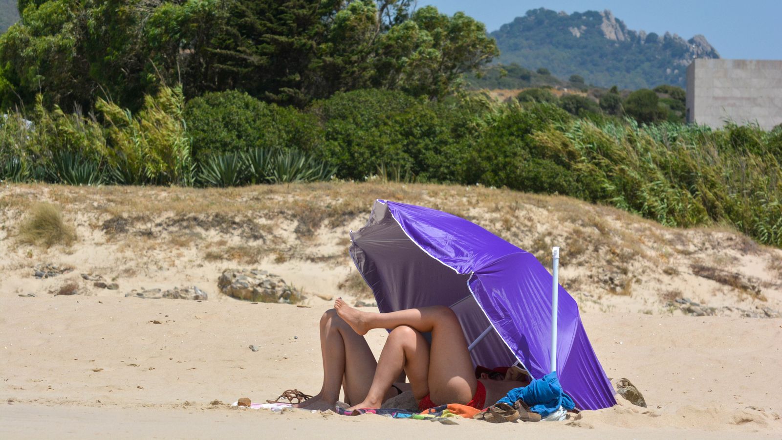 Día de sol y viento en la playa de Bolonia