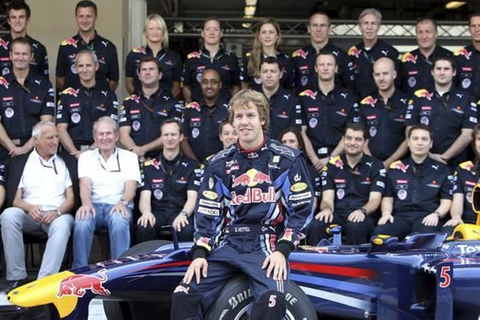 Sebastian Vettel posa con el equipo Red Bull antes de la carrera de Abu Dhabi.

Foto: EFE