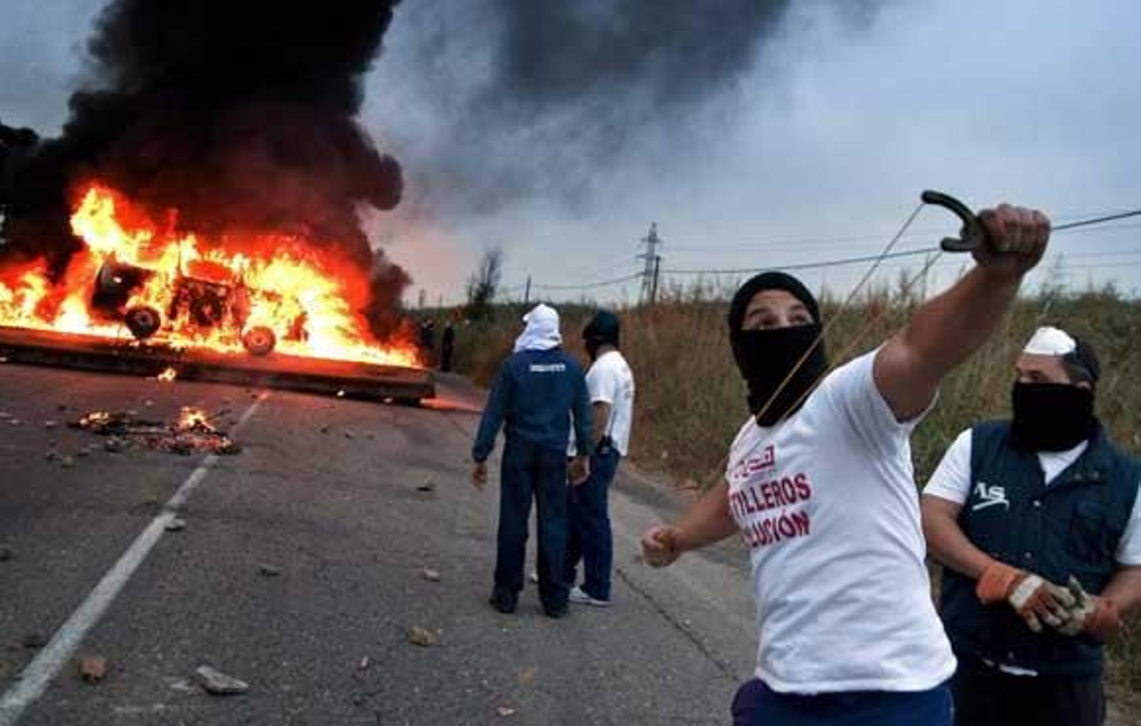 Astilleros calienta la calle mientras la Junta hace una llamada al "realismo"