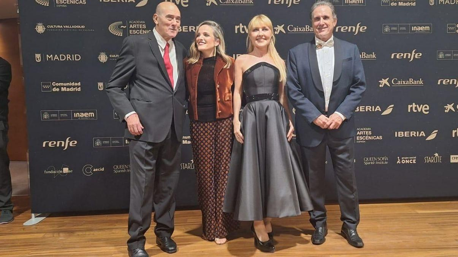 Los hermanos Pepe y Eduardo Bablé, junto a la concejala de Cultura del Ayuntamiento de Cádiz, Maite González, y la actriz y presidenta de la Academia de las Artes Escénicas de España, Cayetana Guillén Cuervo.