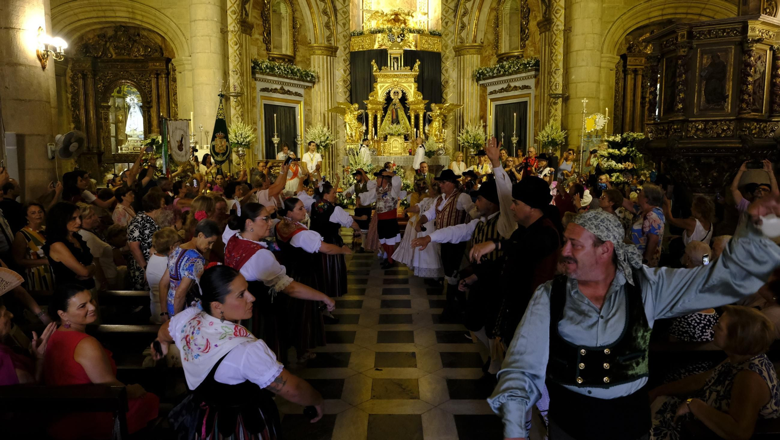La ofrenda floral a la Virgen del Mar en la Feria de Almería 2025, en imágenes