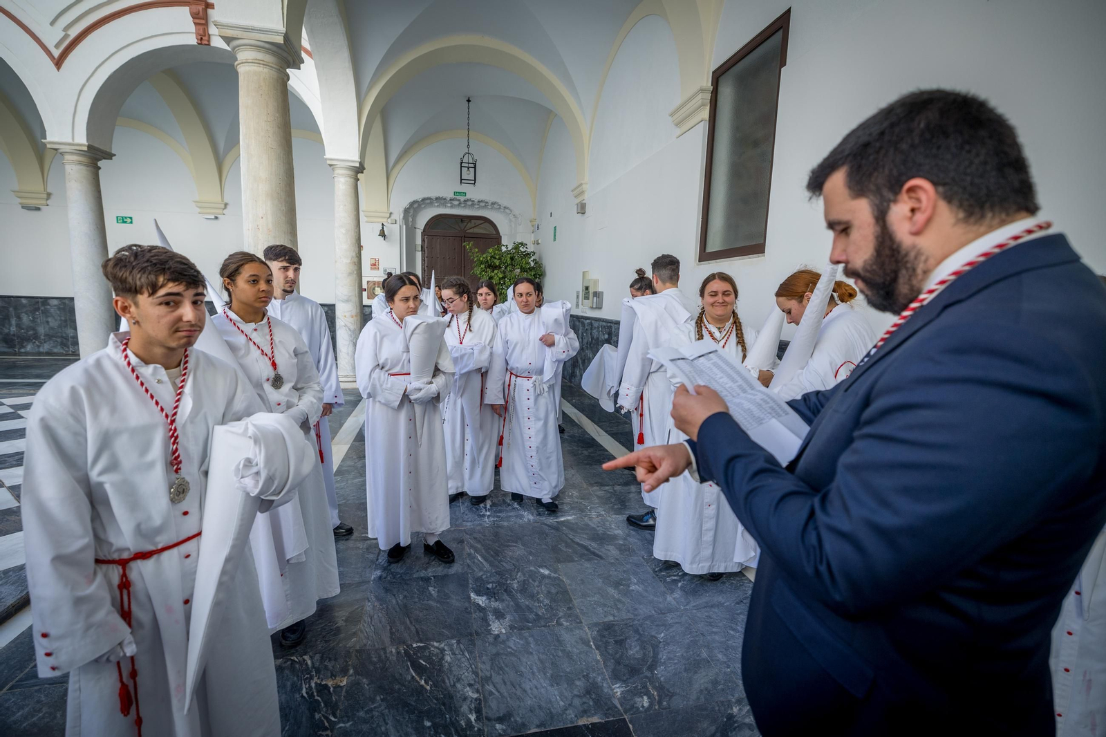 Imágenes de la salida de la Sagrada Cena en la Semana Santa de Cádiz 2025