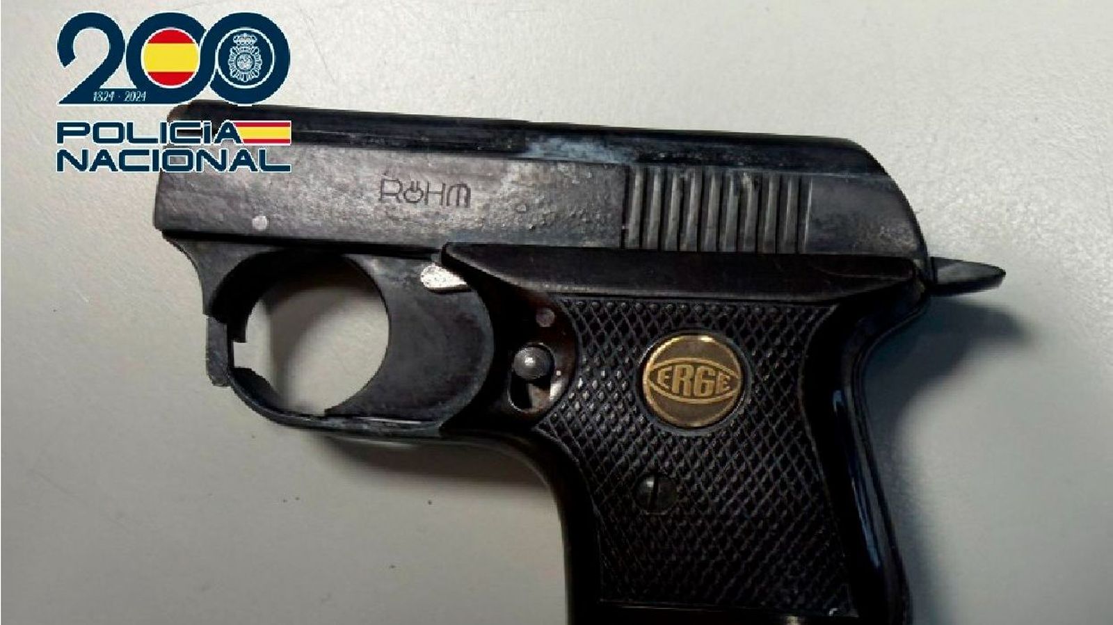 Arma sustraida por los agentes de la Policia Nacional.