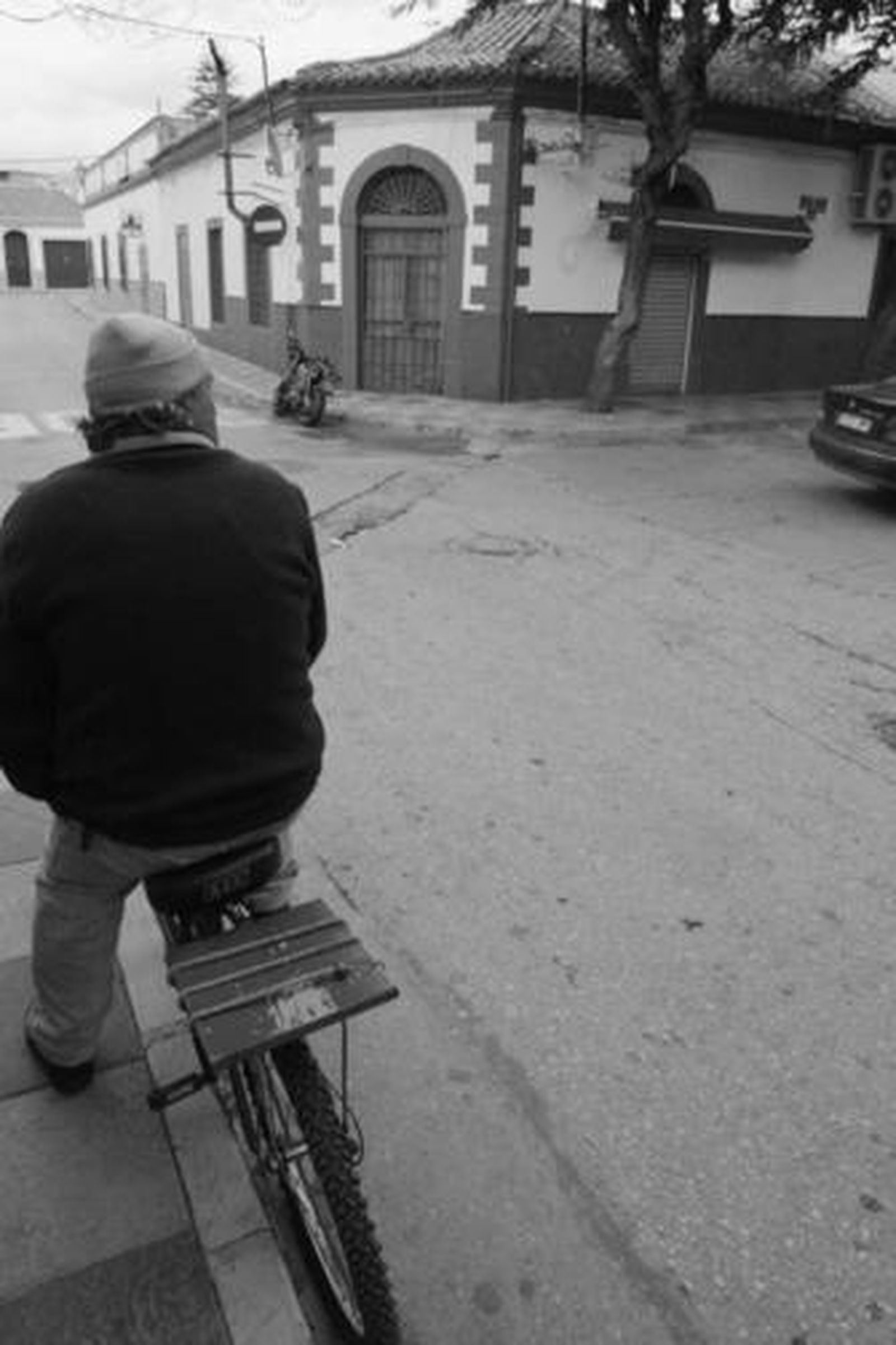 Un vecino de Puente Mayorga observa el bar Las Palmeras, el pasado martes, tras el asesinato.