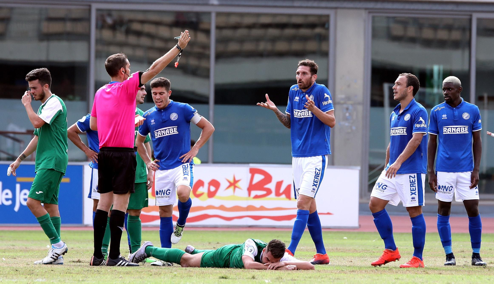 Rojas, defensa del Xerez DFC, fue expulsado por doble amonestación en el partido contra el Guadalcacín. Rojas, defensa del Xerez DFC, fue expulsado por doble amonestación en el partido contra el Guadalcacín.