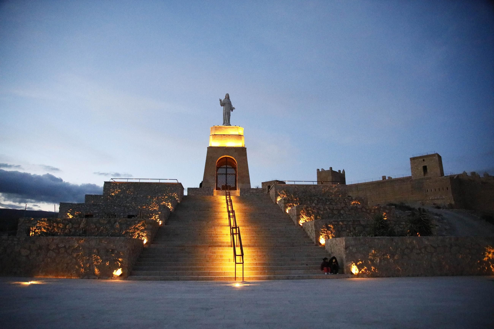 Las mejores imágenes del encendido de luces en el Cerro de San Cristobal de Almería