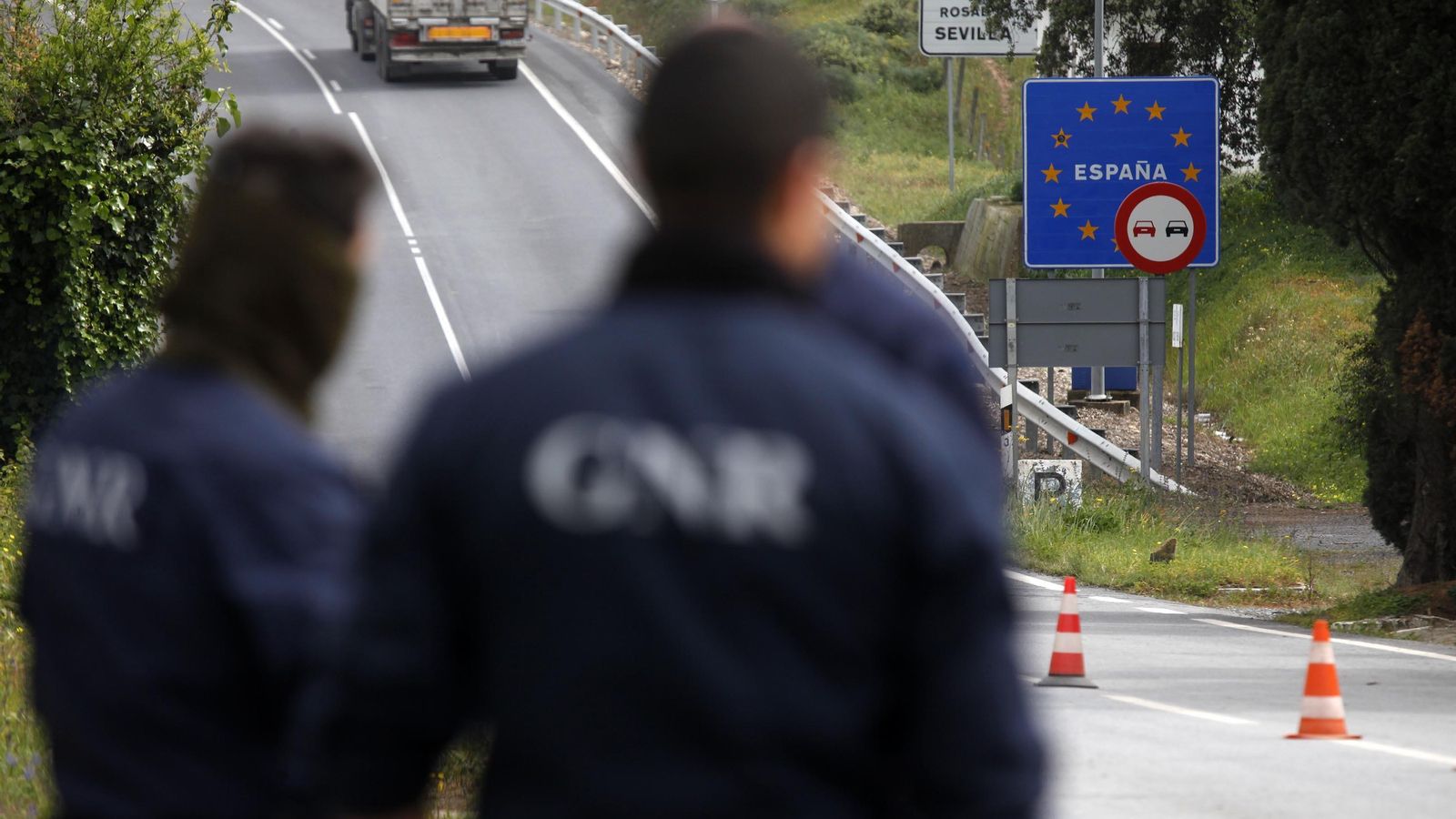 Control de la GNR portuguesa en el paso de Rosal de la Frontera