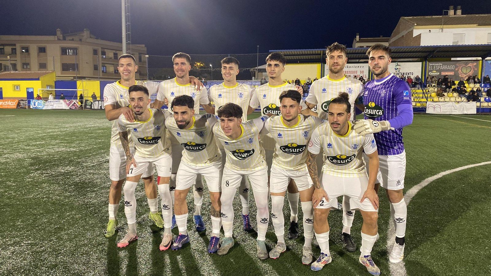 Once presentado por el Huétor Tájar, rival del Poli Almería, en su encuentro frente a los rojiblancos de pantalón azul.