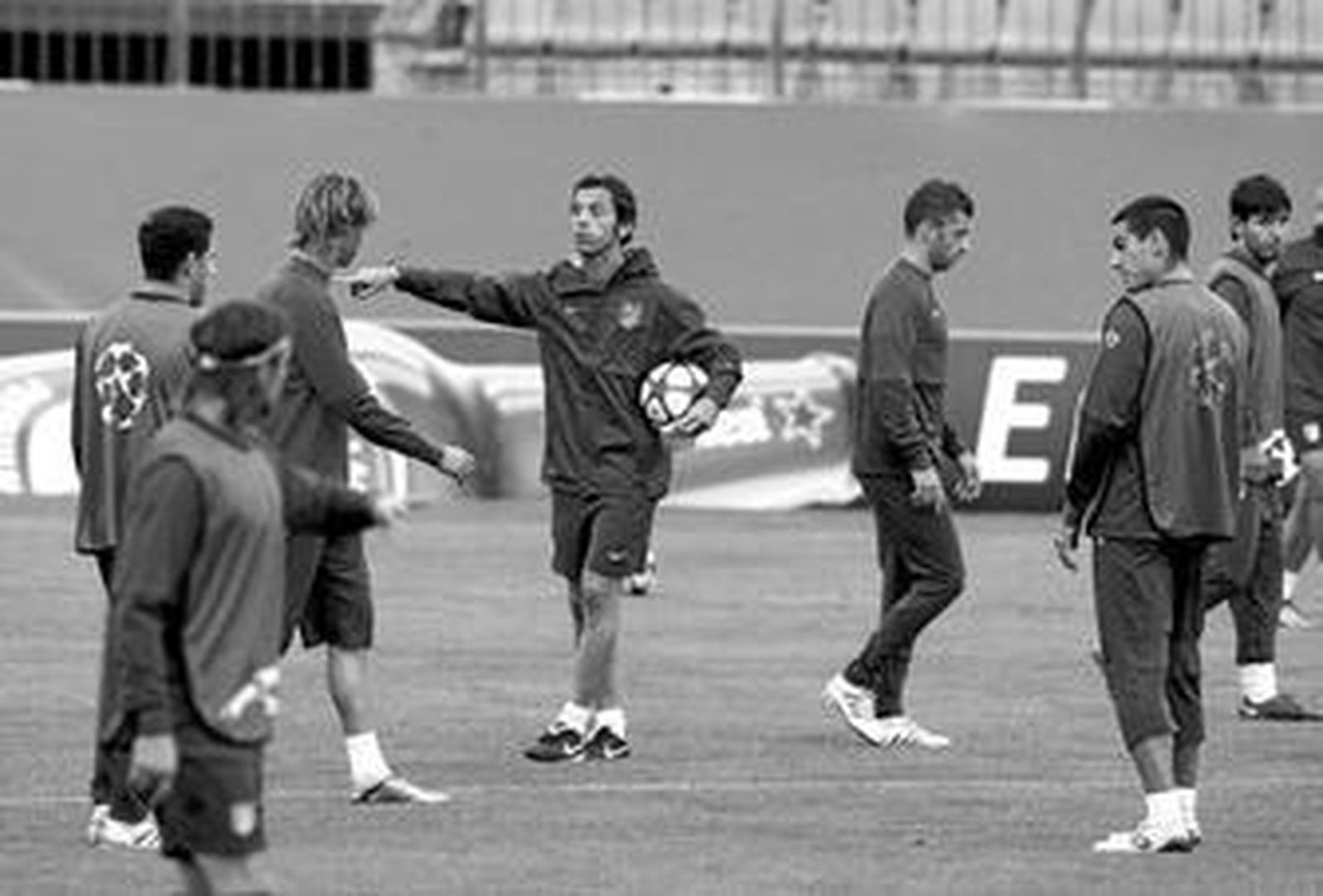 Quique Sánchez Flores dirige el entrenamiento del Atlético.
