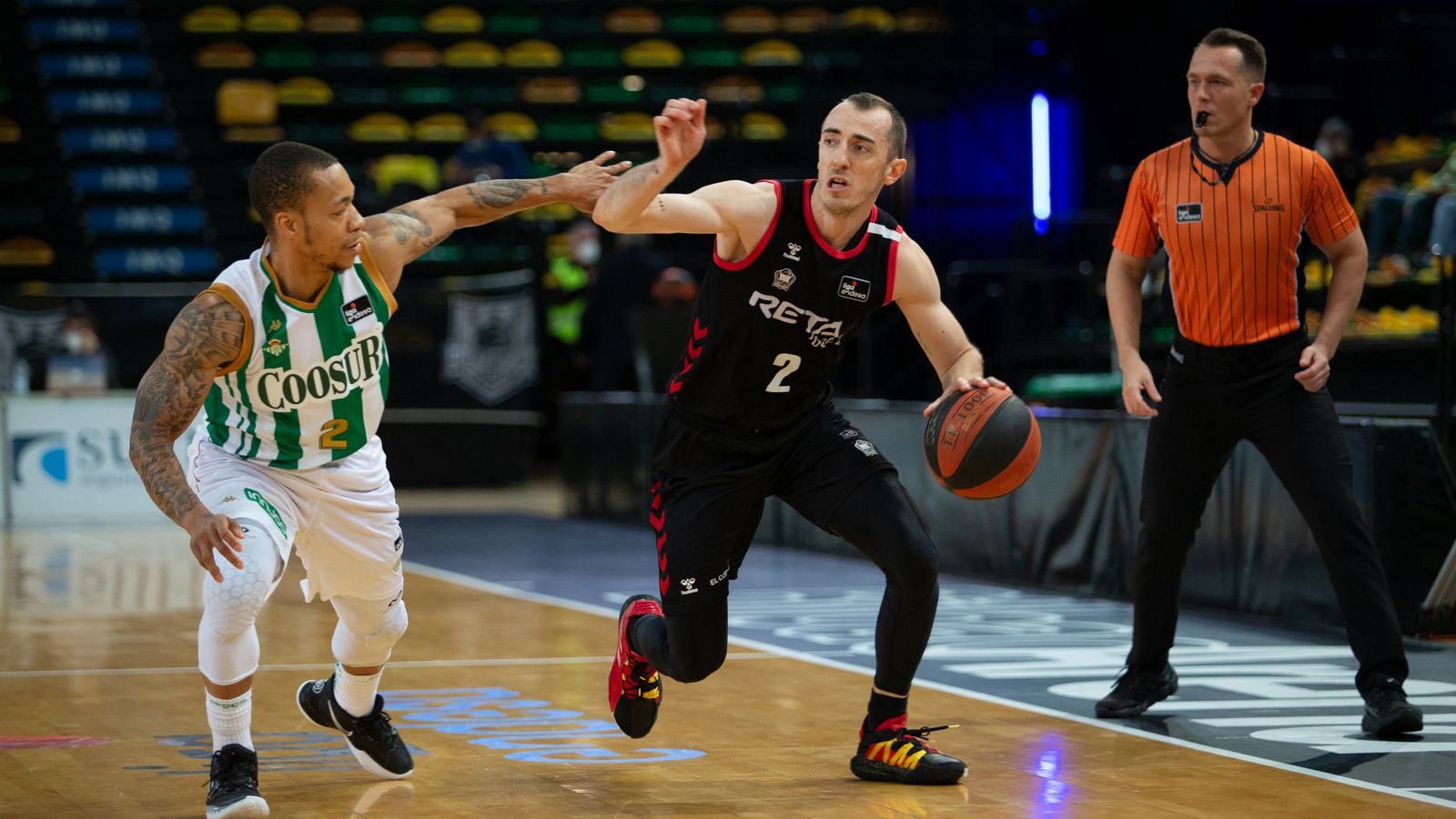 Randle trata de defender a Rouselle.