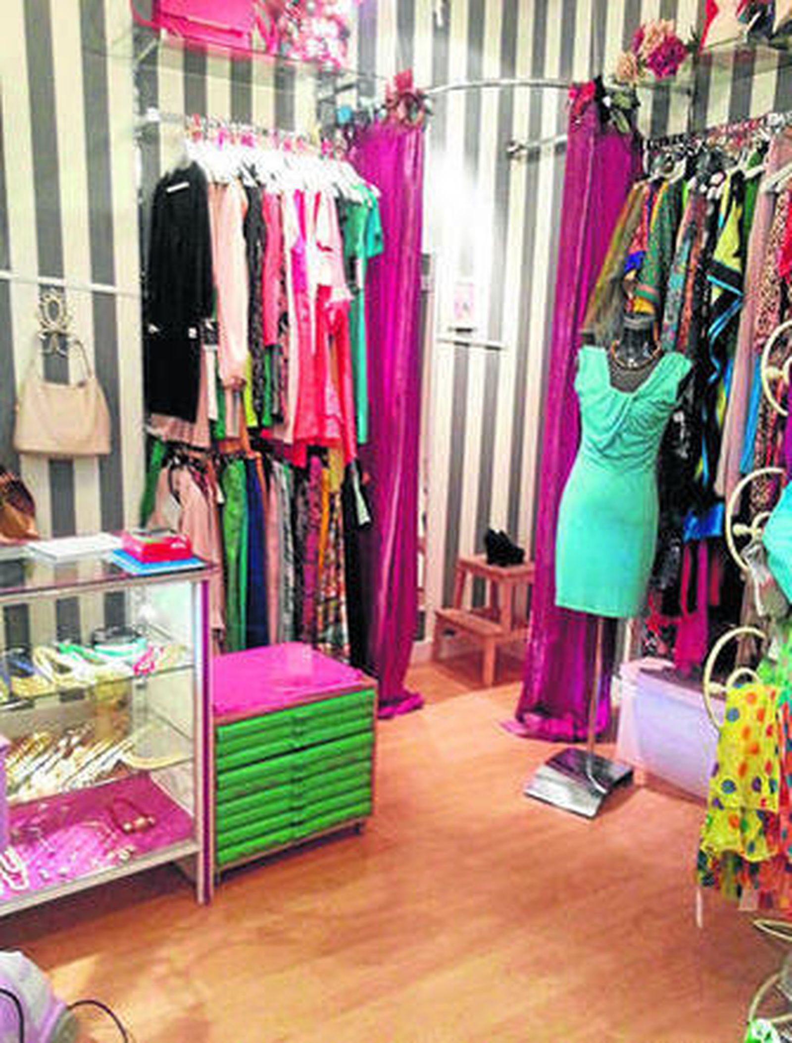 1. Interior de Portobello Modas, ubicada en el centro comercial Santa Ana de Espartinas. 2. Los complementos son uno de los ejes del negocio. 3. Fachada de la tienda actual. 4. Detalle del escaparate.