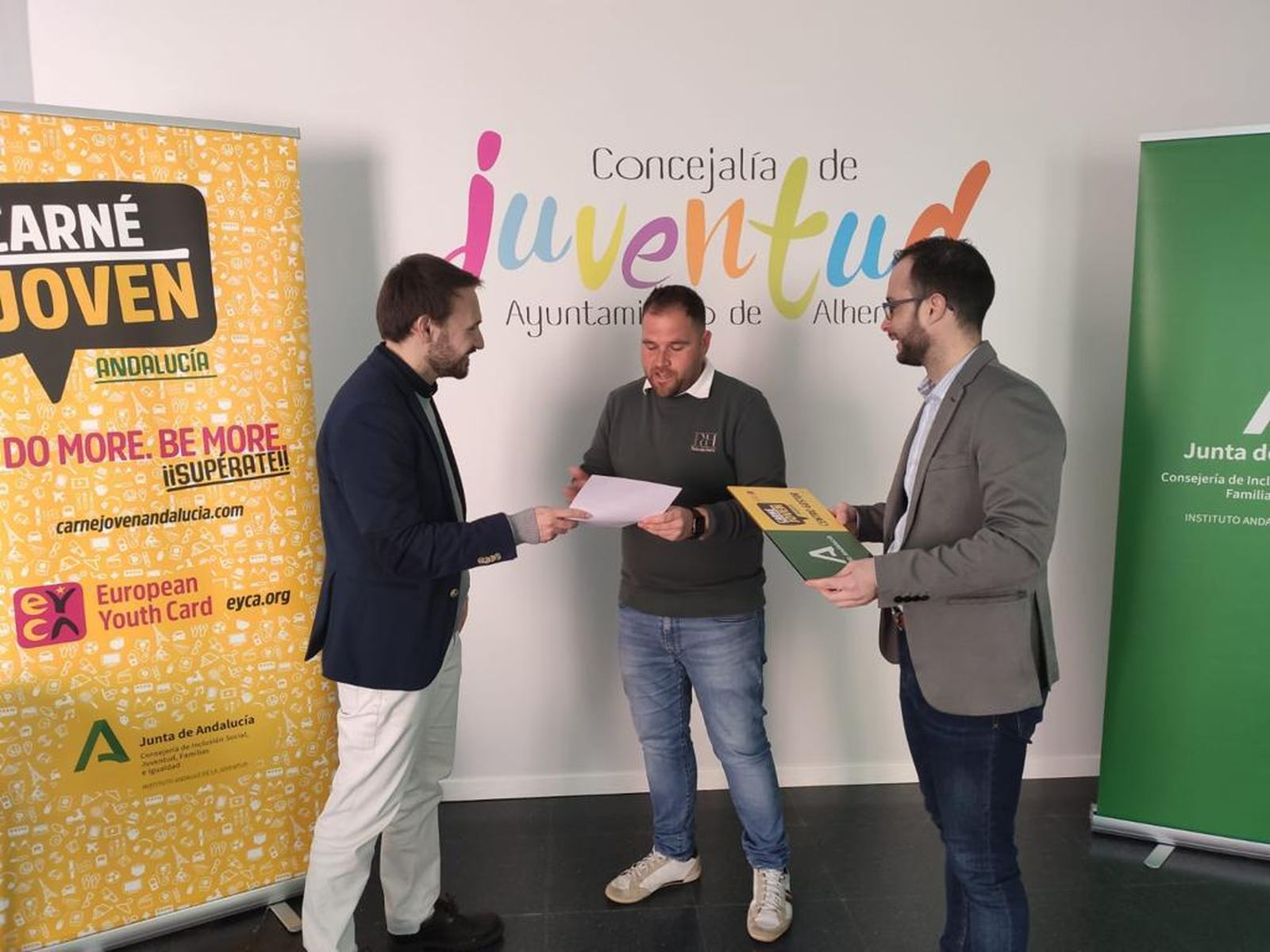 El director general del IAJ, Carlos Corrales, en el reconocimiento del centro de Alhendín