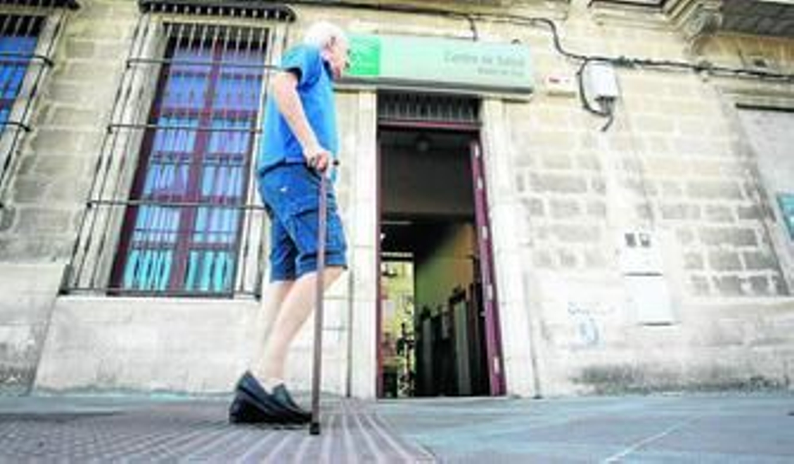 Un anciano pasa por la entrada del centro de salud de Madre de Dios.
