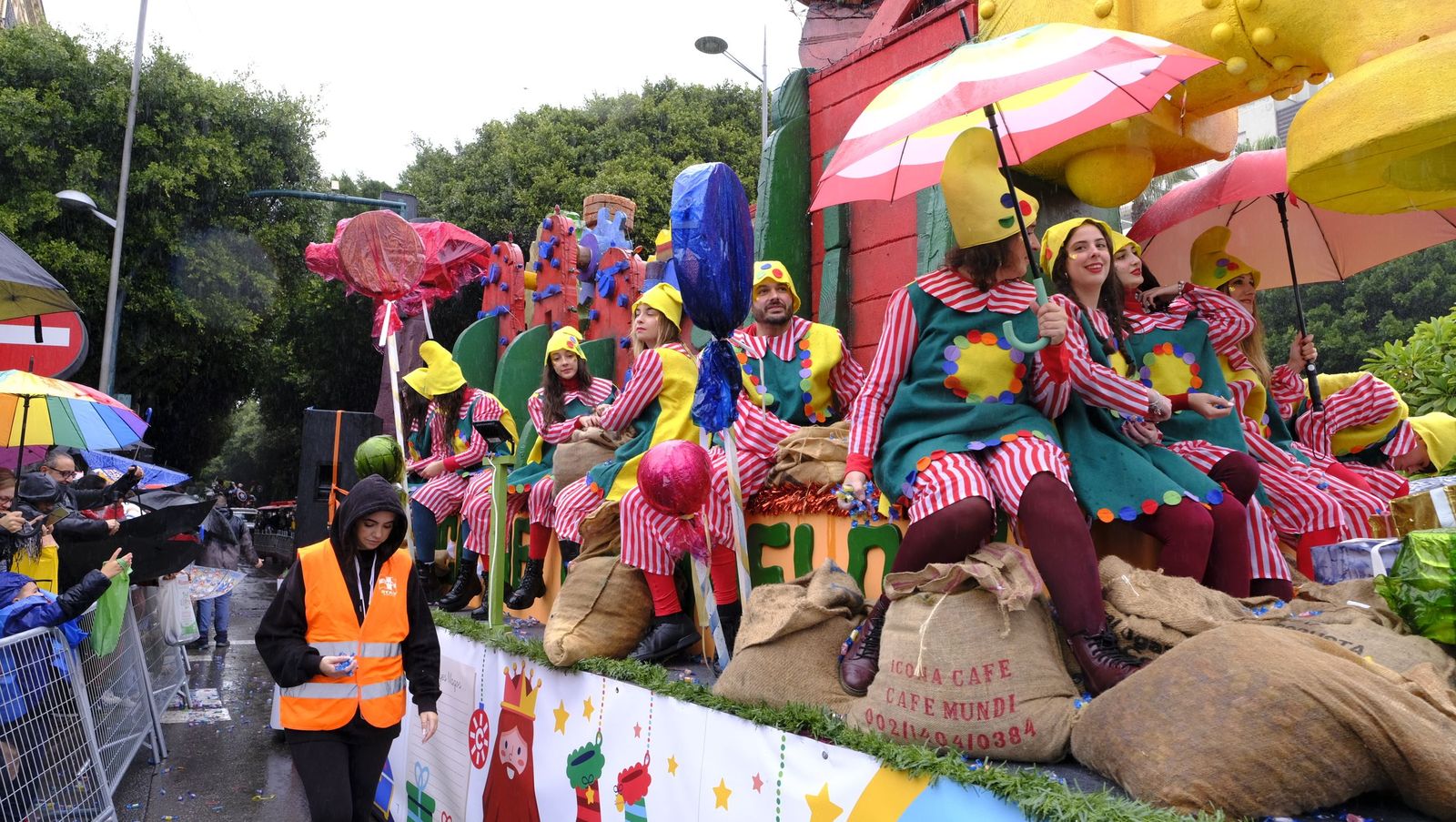 Fotografías de la cabalgata de los Reyes Magos pasada por agua en Almería