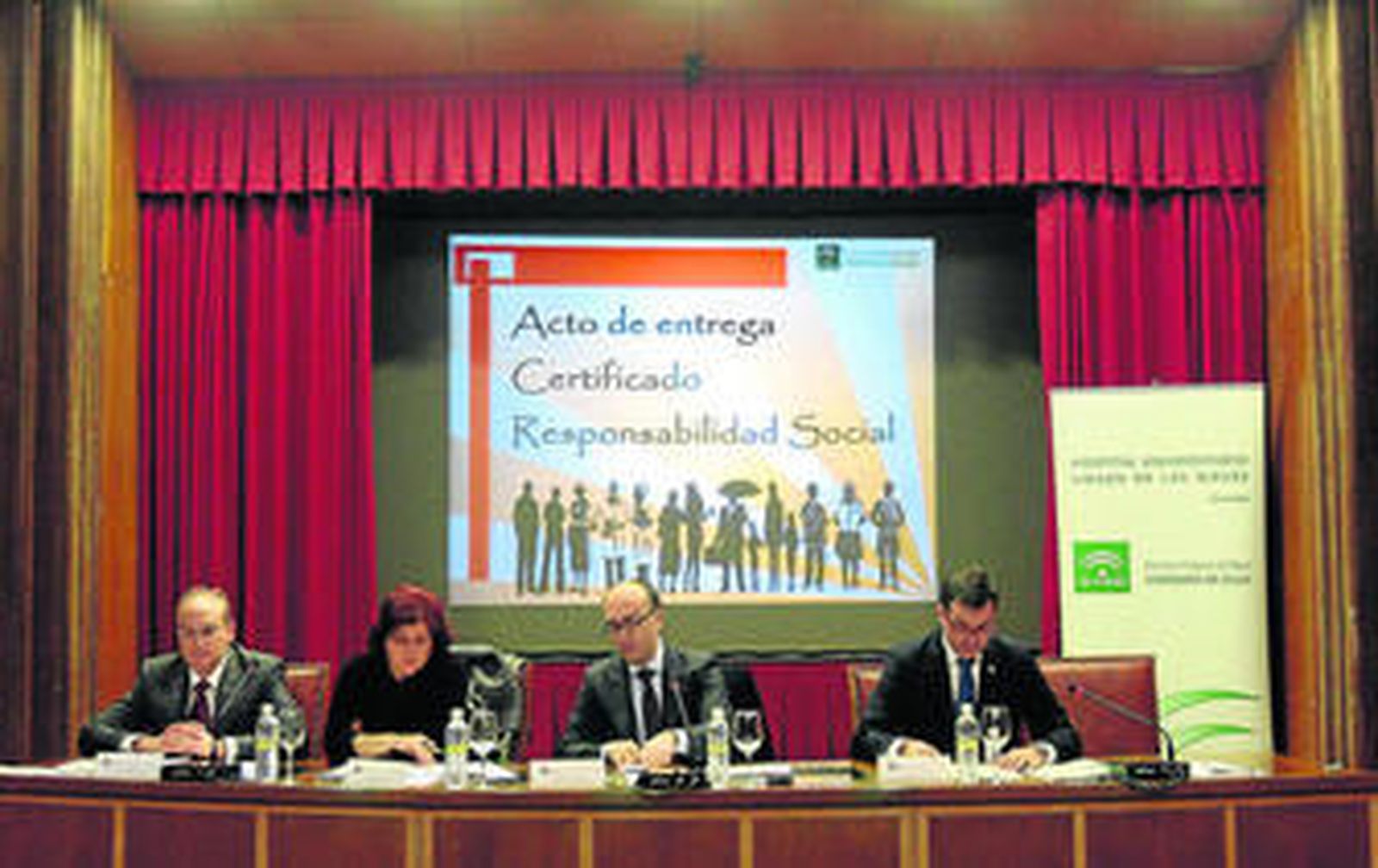 El director general adjunto de Aenor entregó ayer el diploma de acreditación al gerente del Hospital Virgen de las Nieves.