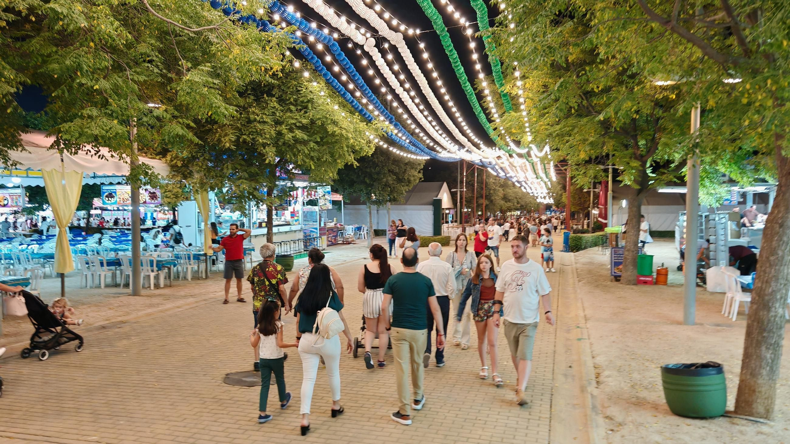 Ambiente en la Feria del Valle de Lucena tras su inauguración.