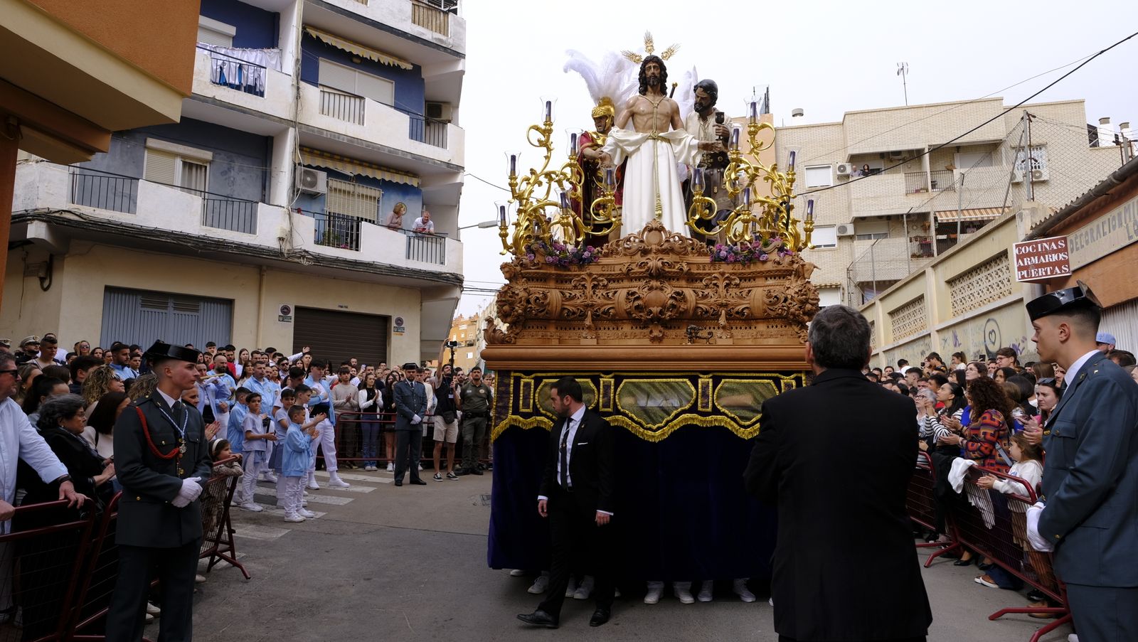 La Procesión de Los Ángeles de sobrepuso a la lluvia, en imágenes