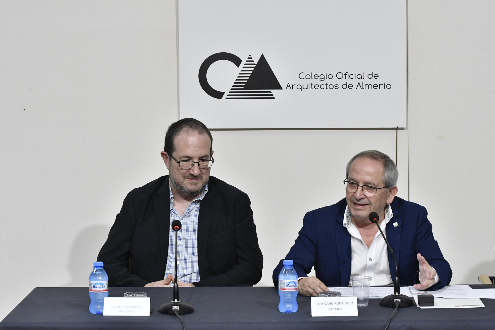 Andrés García Ibáñez con Luis Cano en el Colegio Oficial de Arquitectos.