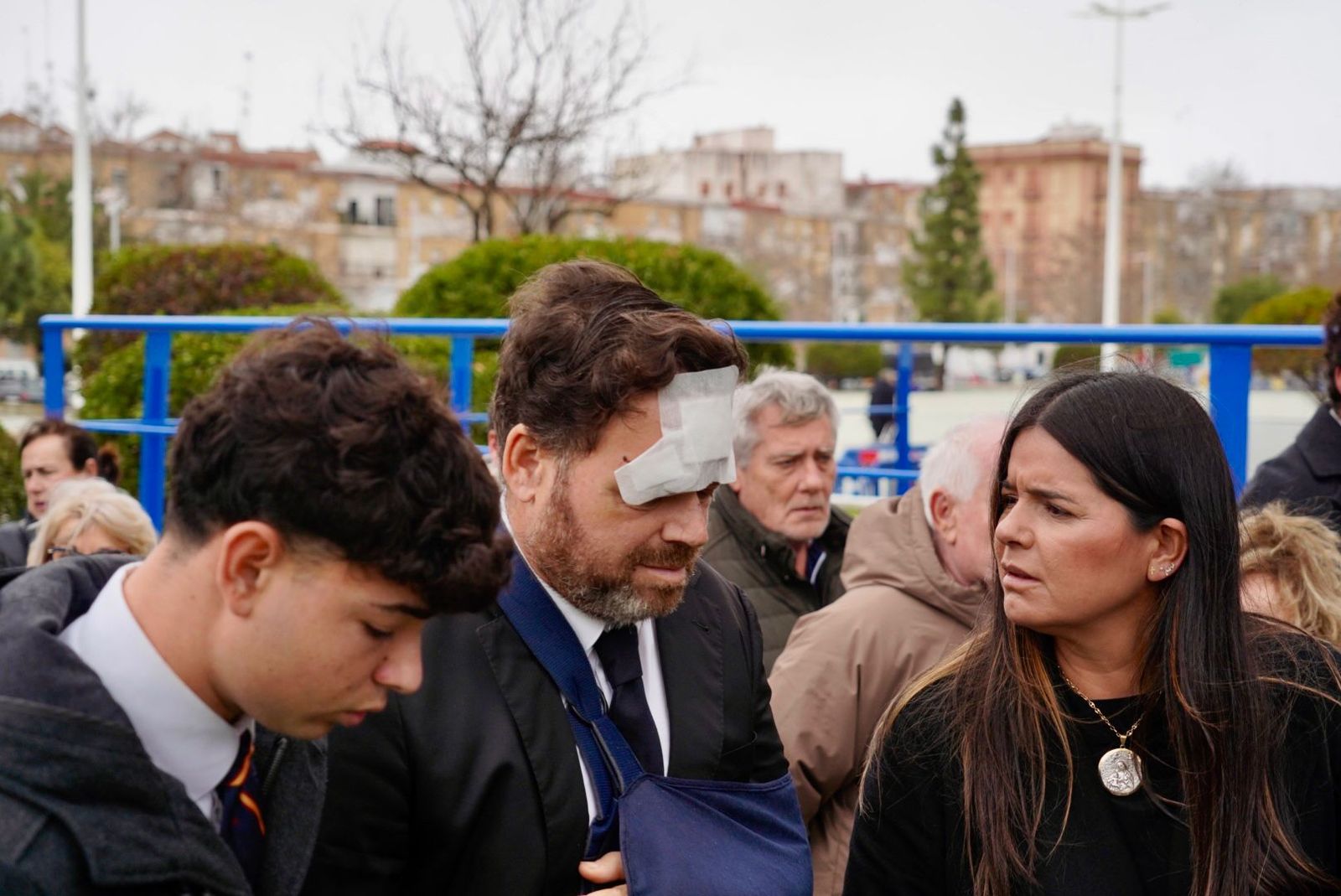 Cierran las puertas del Carolina Marín: fotos del ambiente previo a la Misa funeral en Huelva