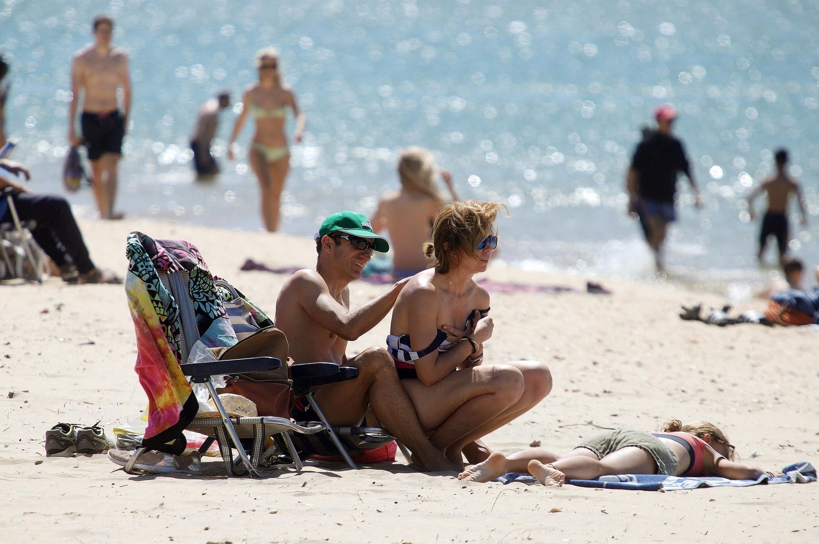 Imágenes del ambiente en la playa en la mañana del domingo en Huelva