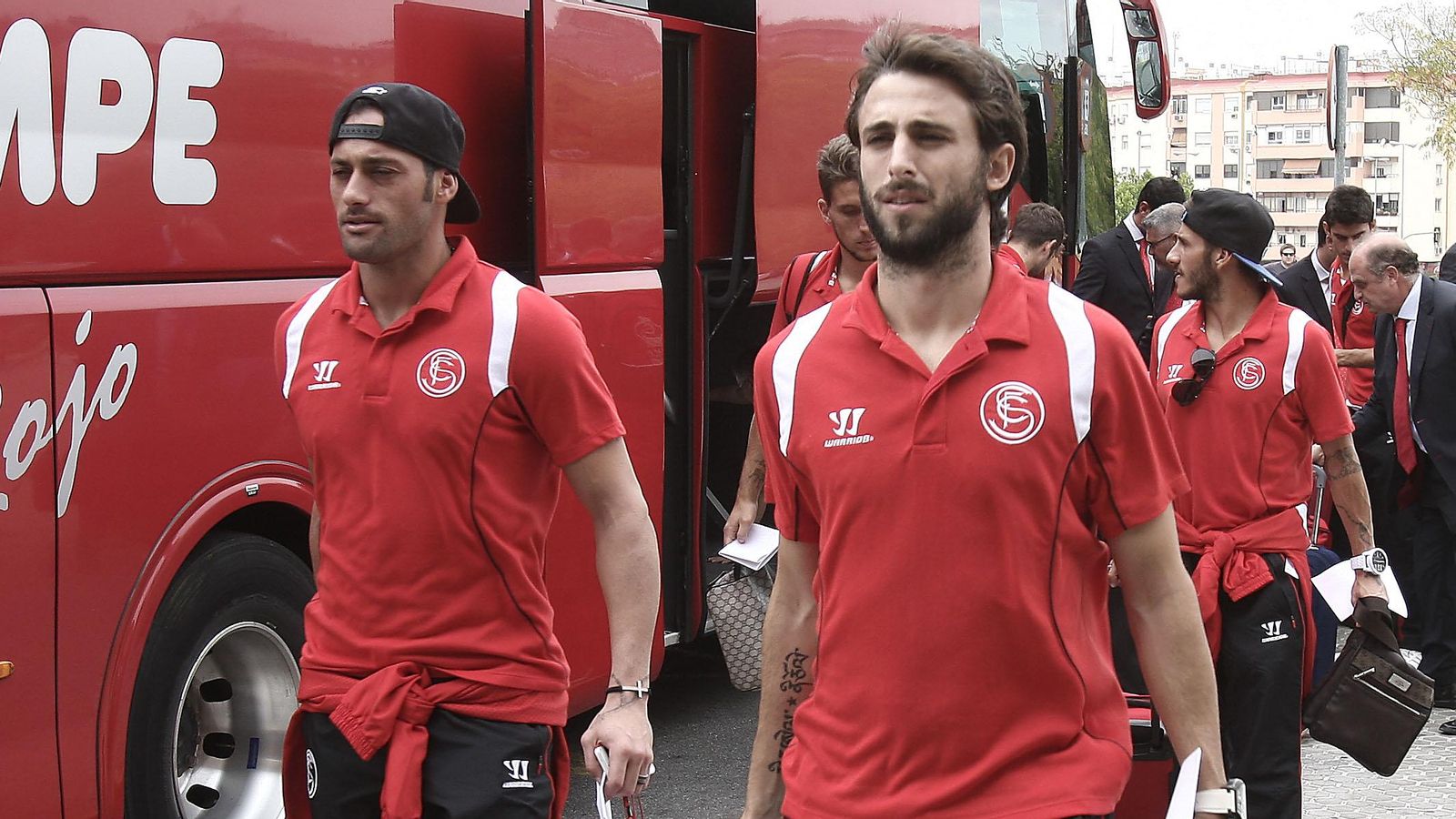Beto, en la estación de tren de Santa Justa junto a Nico Pareja.