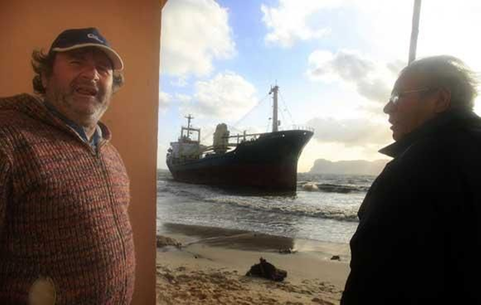 El temporal de Levante hace que el buque 'Rhea' vare en El Rinconcillo tras rechazar la ayuda de Capitanía./Fotos:Erasmo Fenoy 

Foto: Erasmo Fenoy