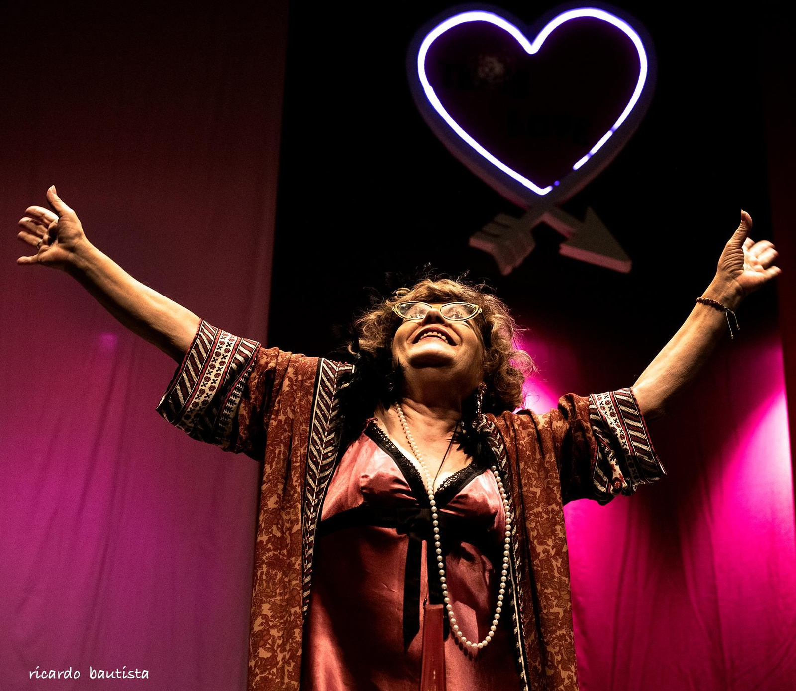 La trama gira en torno a los amoríos que Thais desencadena entre personajes con pasiones muy diferentes.