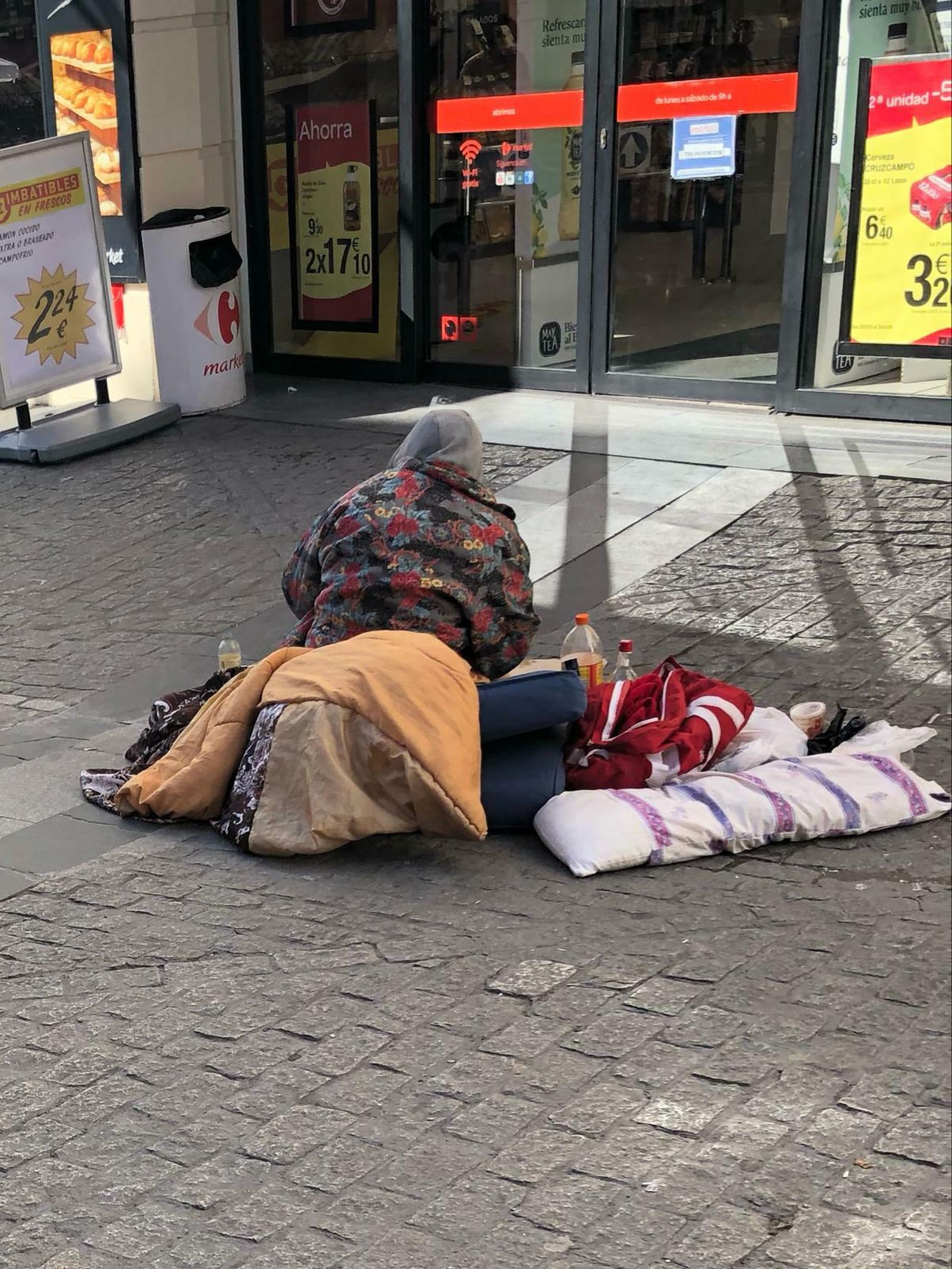 Una imagen de la persona 'sin techo' que lleva varios días en Doña Blanca.