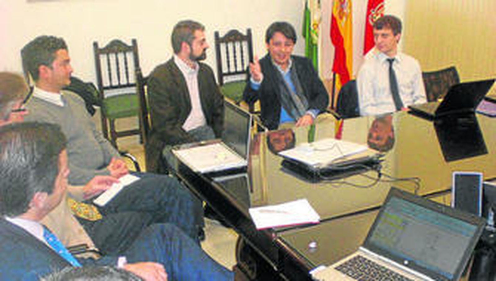 El concejal Manolo Guzmán, en el centro, junto a los responsables del proyecto.